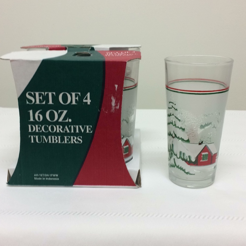 Holiday Drinking Glasses Set of 4 Decorative Winter Scene Glasses / Tumblers